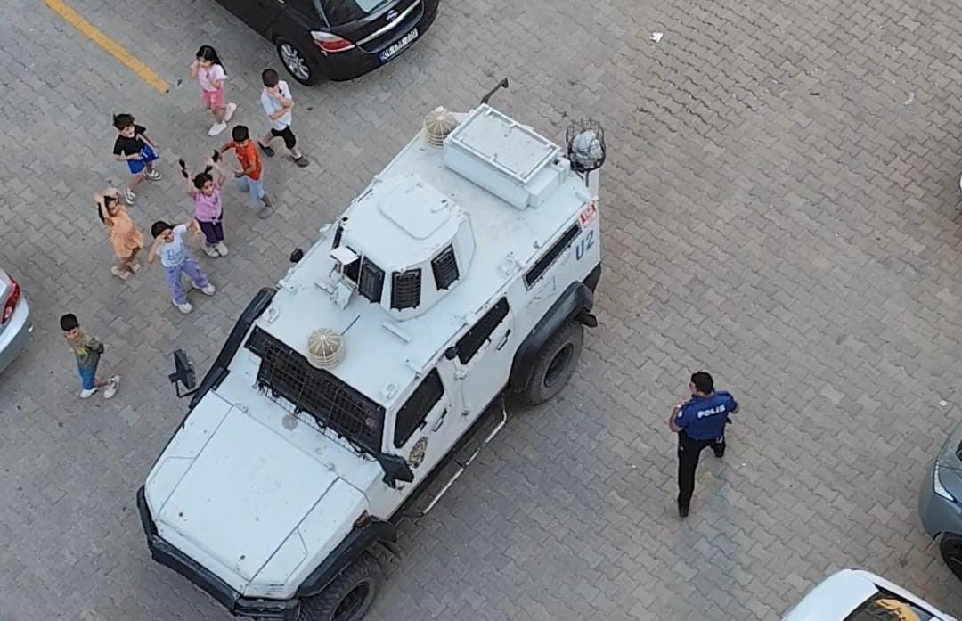 Diyarbakır’da çocuklar polis aracının etrafını sardı, meslek tanıtımı ve araca bindirilmeleriyle merakları giderildi
