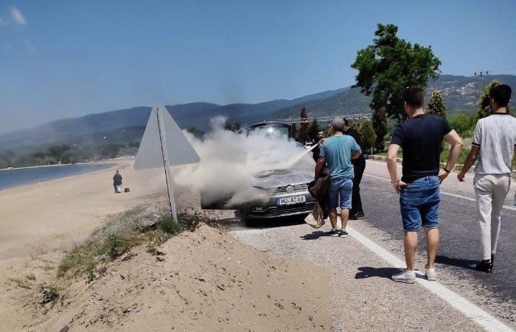 Yabancı plakalı araç alev alev yandı