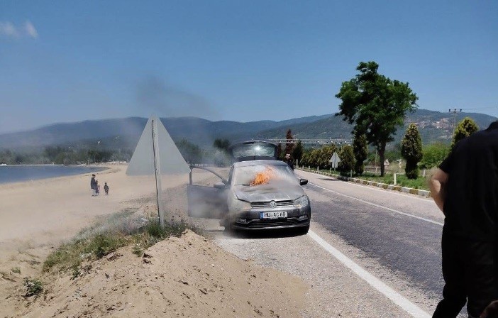 Yabancı plakalı ara&ccedil; alev alev yandı
