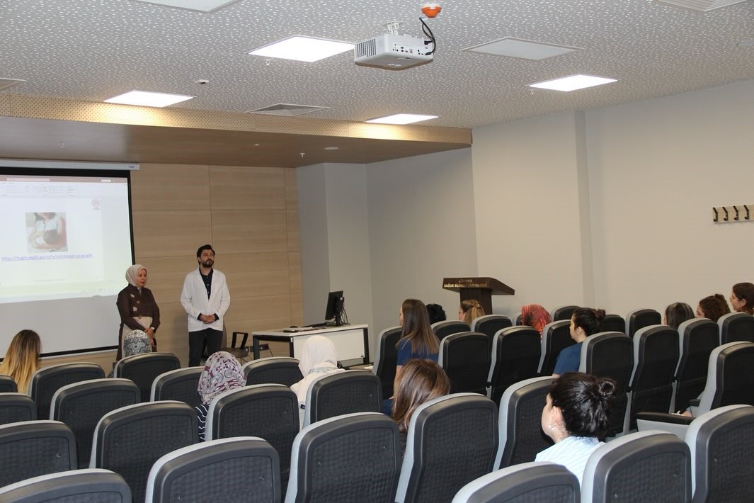 Kütahya Şehir Hastanesi’nde anne sütü ile beslenmenin önemine dikkat çekildi