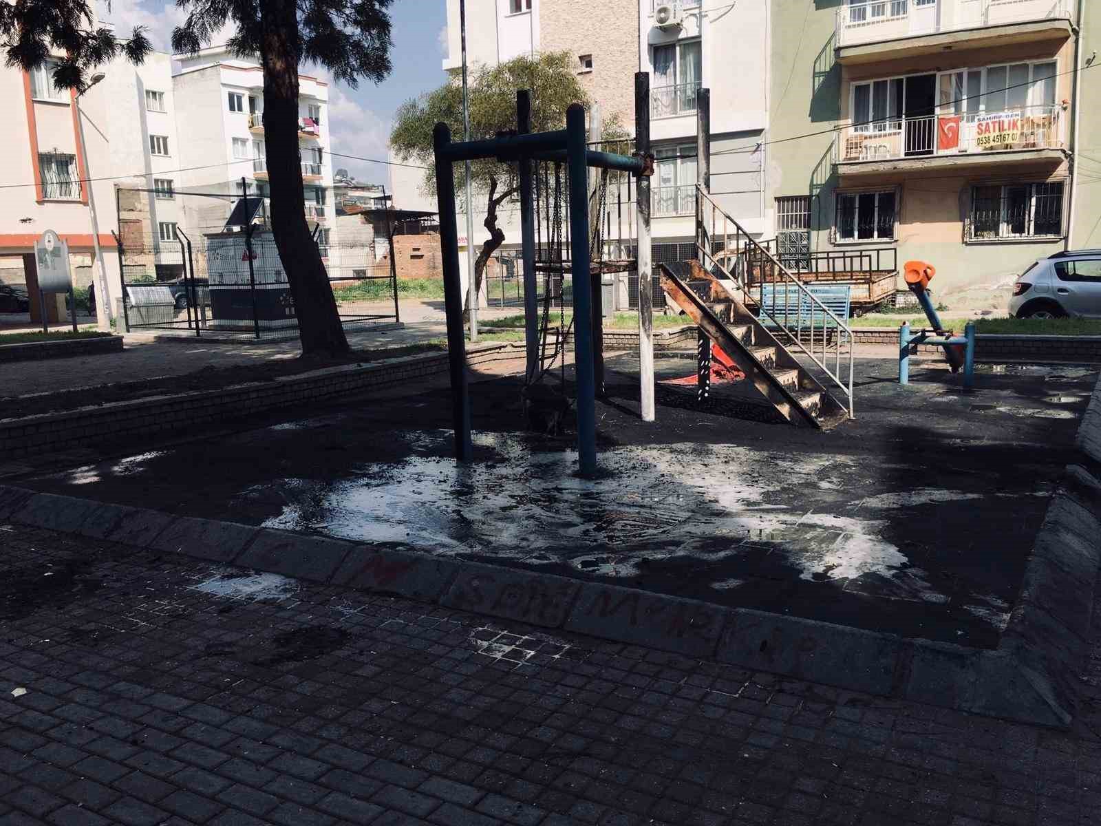 Efeler Belediyesi ilgilenmeyince, çocukların oynayacağı alan çöplüğe döndü
