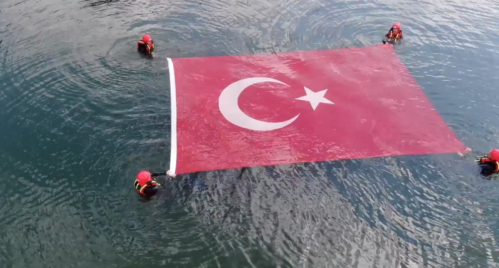 Jandarma 186. yılını böyle kutladı: Gölün içinde Türk bayrağı açtılar