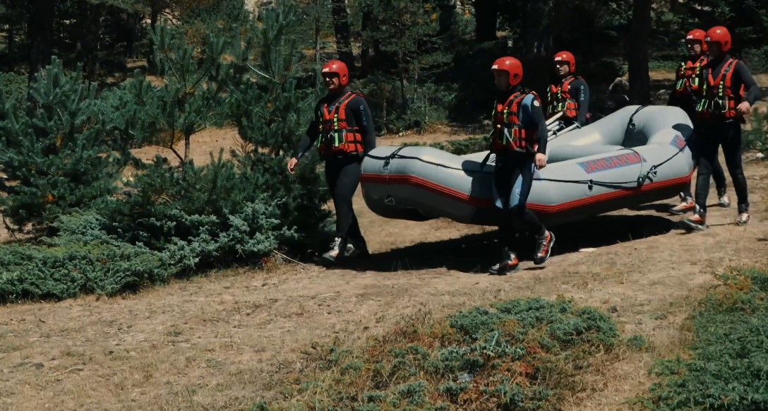 Jandarma 186. yılını b&ouml;yle kutladı: G&ouml;l&uuml;n i&ccedil;inde T&uuml;rk bayrağı a&ccedil;tılar
