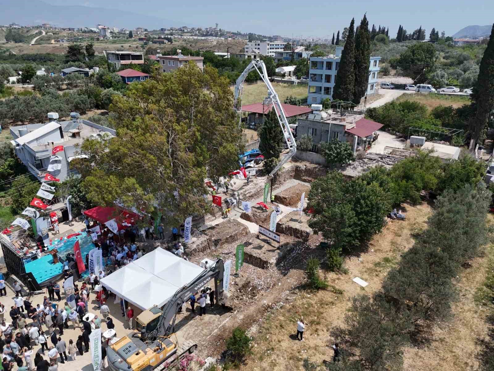 Hatay’a 3 dilde eğitim verecek olan kreşin inşası için temel atıldı
