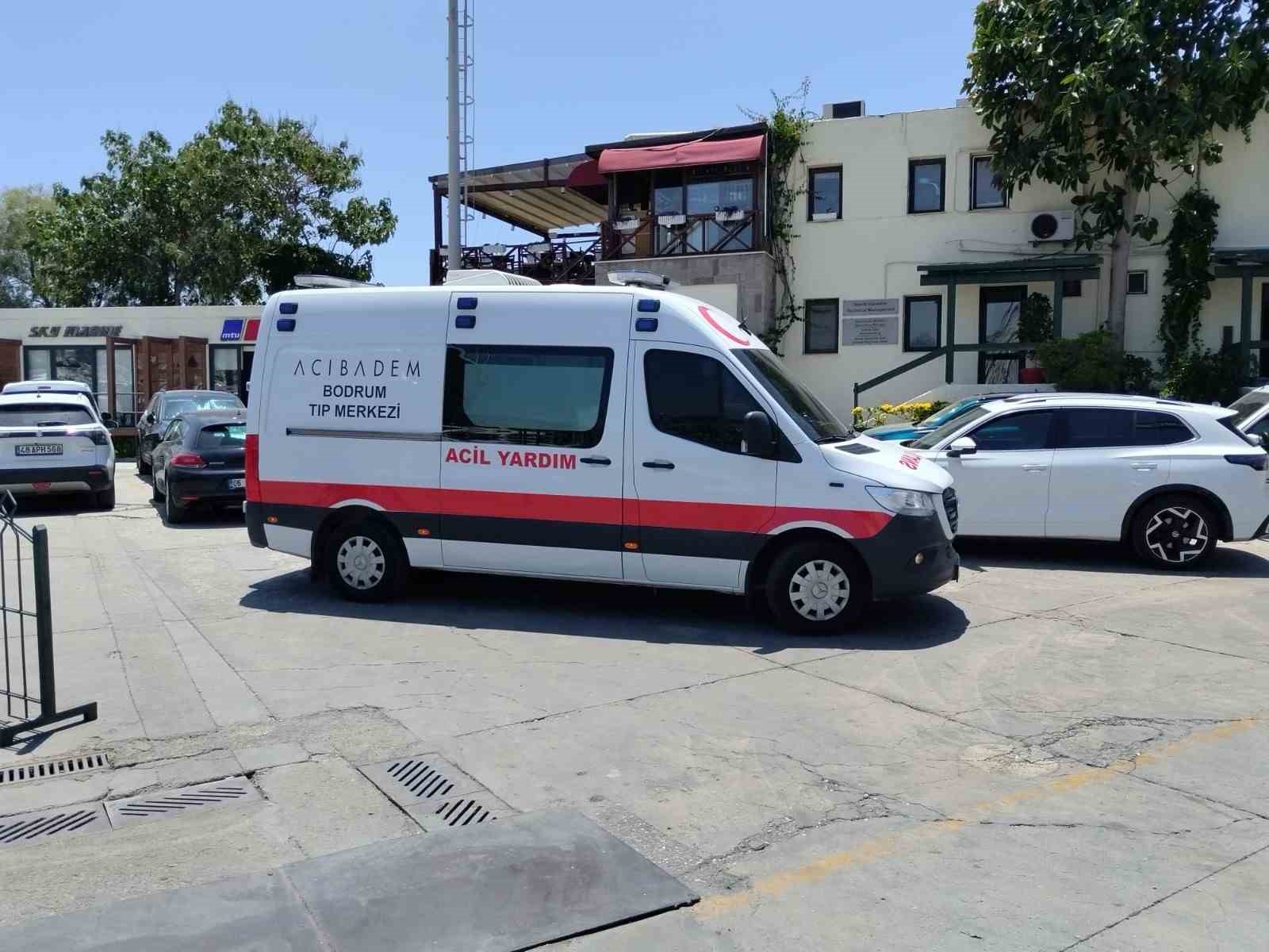 Denizde parmağı koptu, deniz ambulansıyla Bodrum&rsquo;a getirildi
