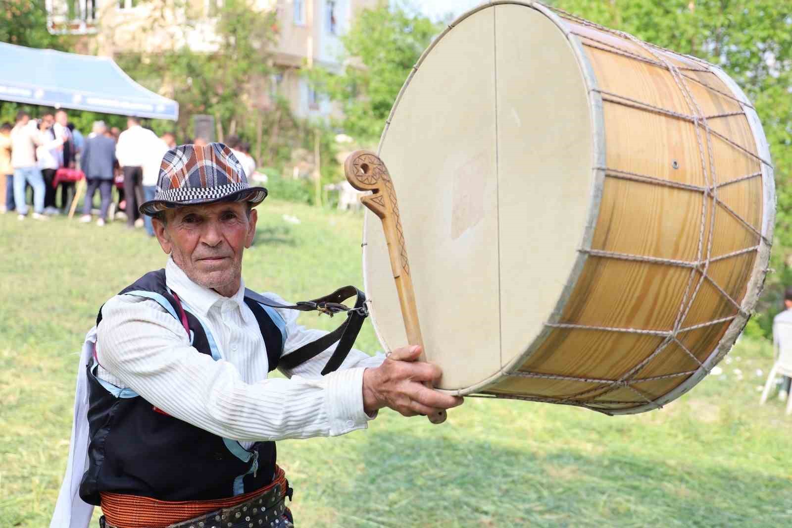 60 yıldır davuluyla düğün ve güreşlerin neşesi: "Yağlı güreş davulsuz olmaz"