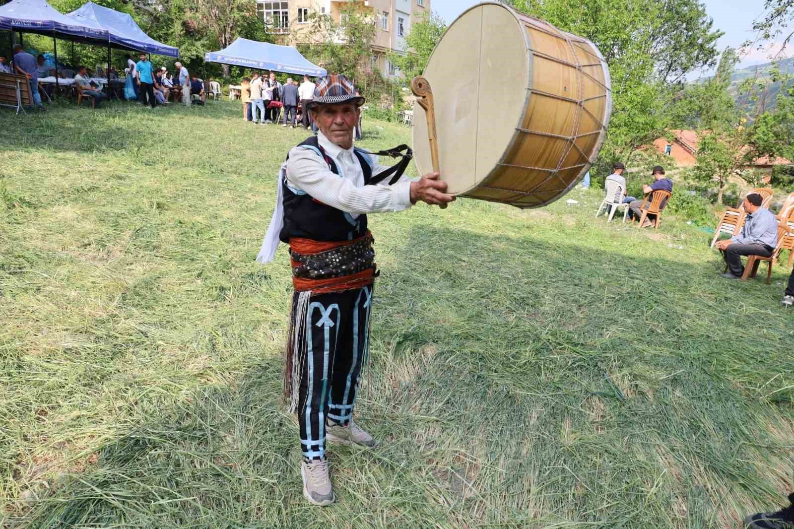 60 yıldır davuluyla d&uuml;ğ&uuml;n ve g&uuml;reşlerin neşesi: "Yağlı g&uuml;reş davulsuz olmaz"
