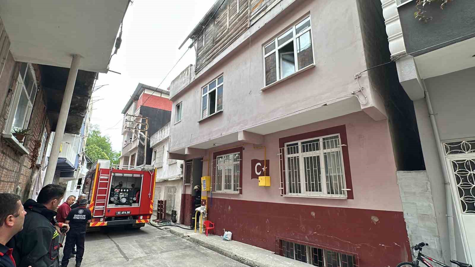 Samsun’da ev yangını: Anne ve kızı dumandan etkilendi