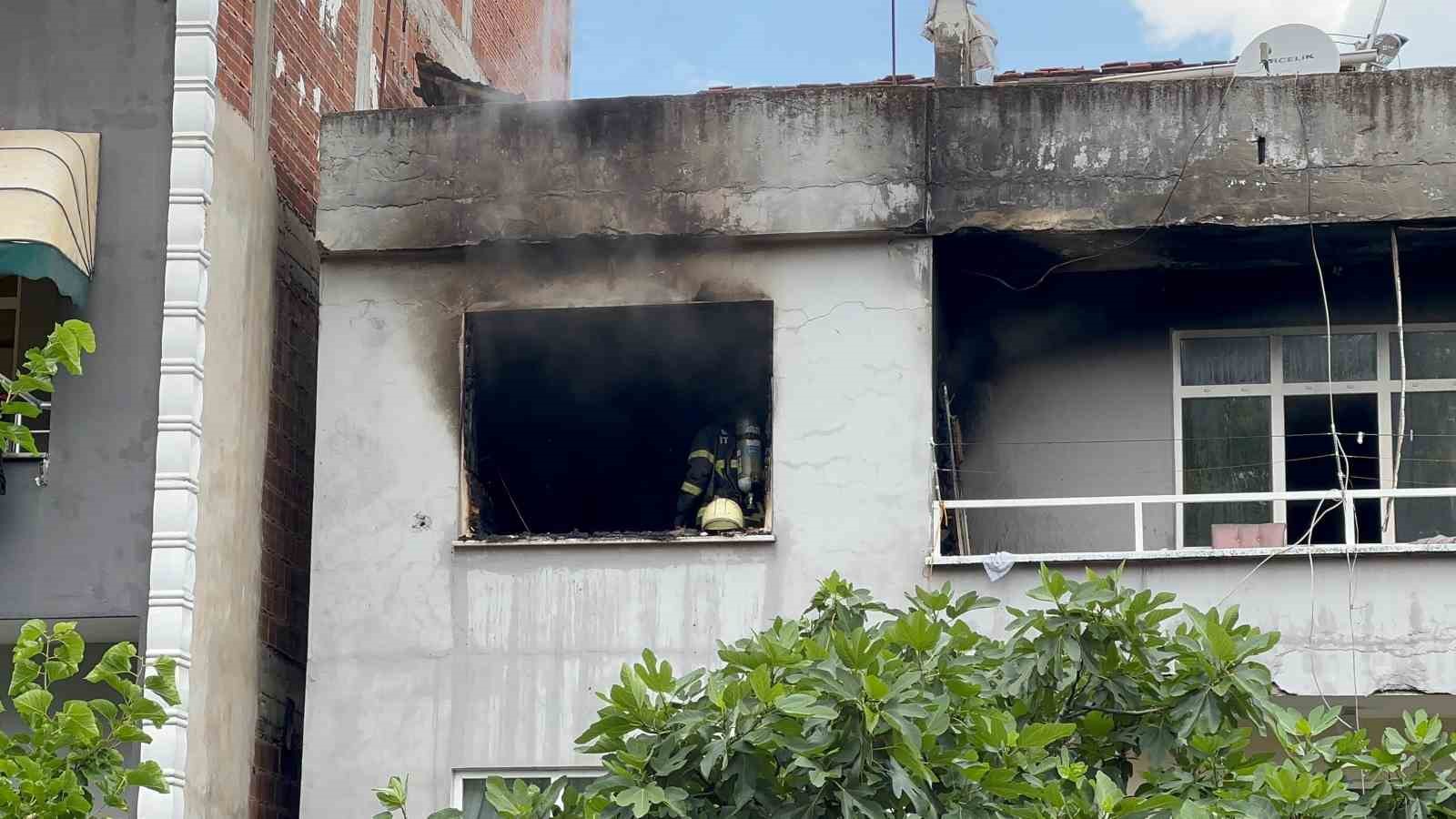 Samsun&rsquo;da ev yangını: Anne ve kızı dumandan etkilendi
