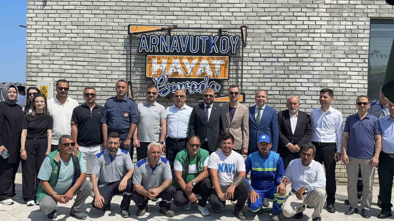 Arnavutk&ouml;y Karaburun Sahili mavi bayrağa kavuştu
