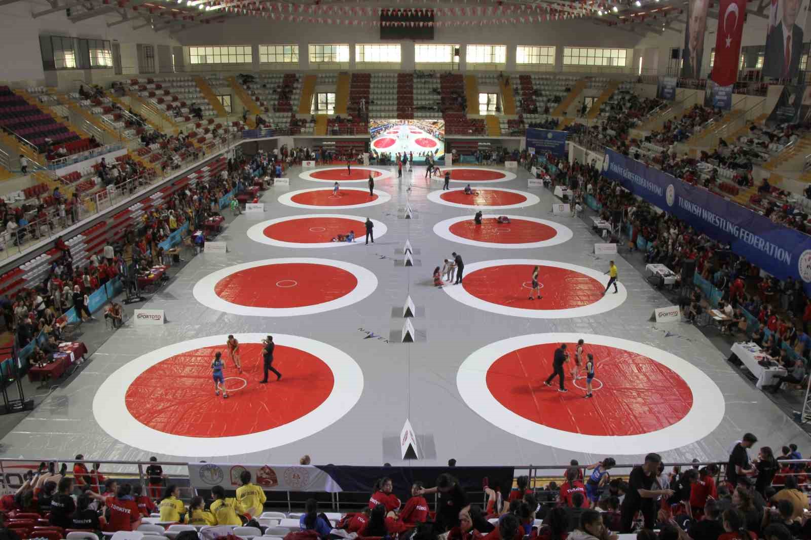 Minikler Türkiye Güreş Şampiyonası, Sivas’ta başladı