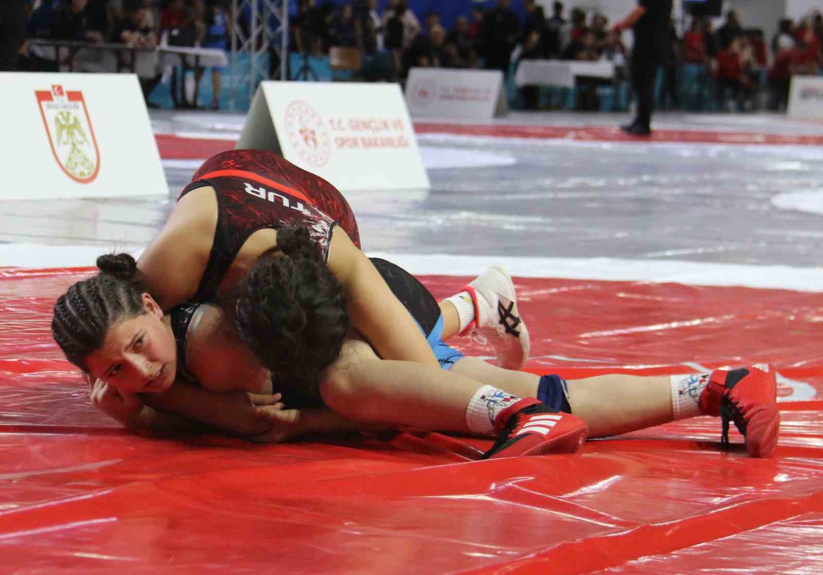 Minikler T&uuml;rkiye G&uuml;reş Şampiyonası, Sivas&rsquo;ta başladı
