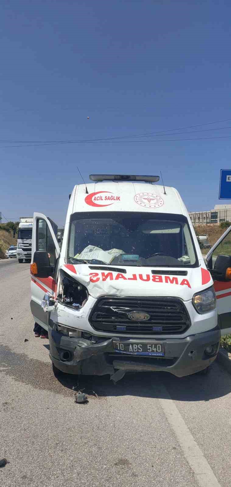 Ambulans otomobile arkadan &ccedil;arptı: 1 sağlık &ccedil;alışanı yaralandı
