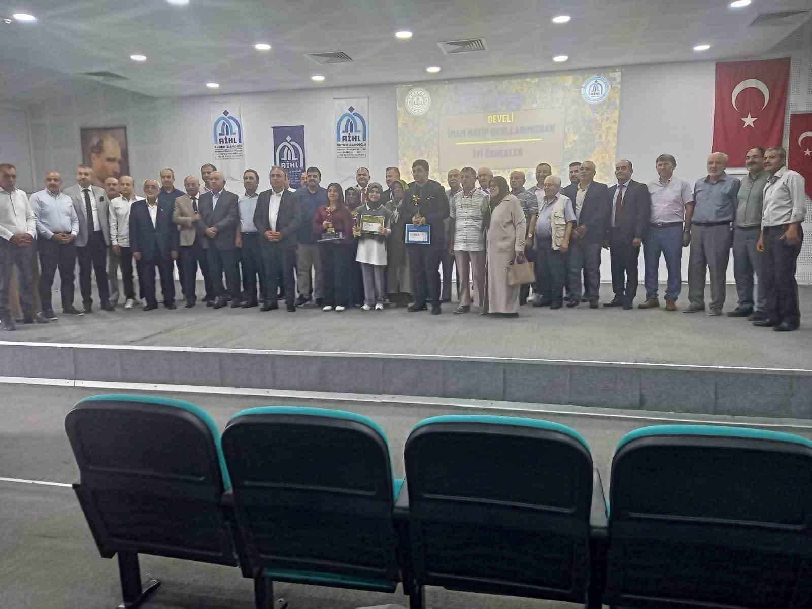 Aşık Seyr&acirc;n&icirc; i&ccedil;in ulusal d&uuml;zeyde şiir yazma yarışması d&uuml;zenlendi
