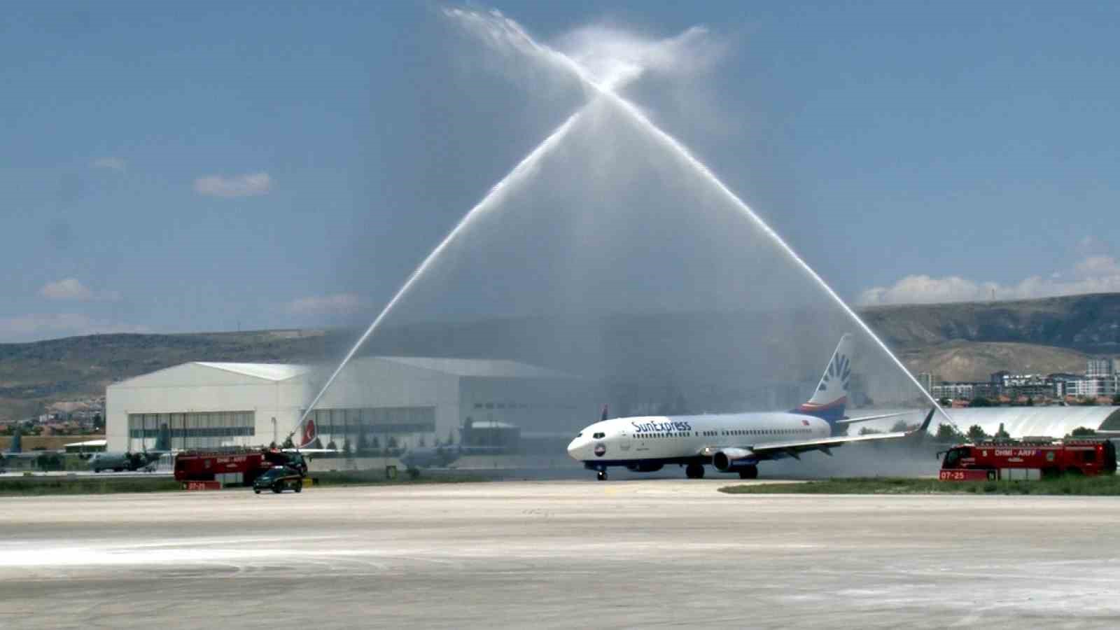 AKİB’in uçağı ‘su selamlaması’ ile Kayseri’ye geldi