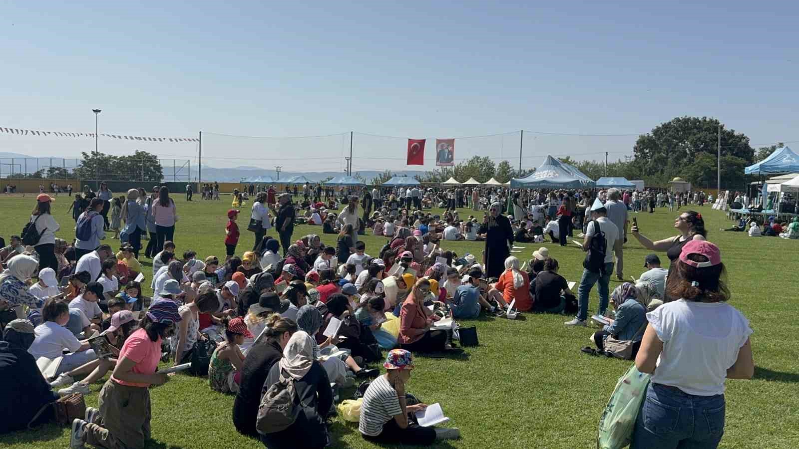 Darıca’da yüzlerce kişi aynı anda kitap okudu