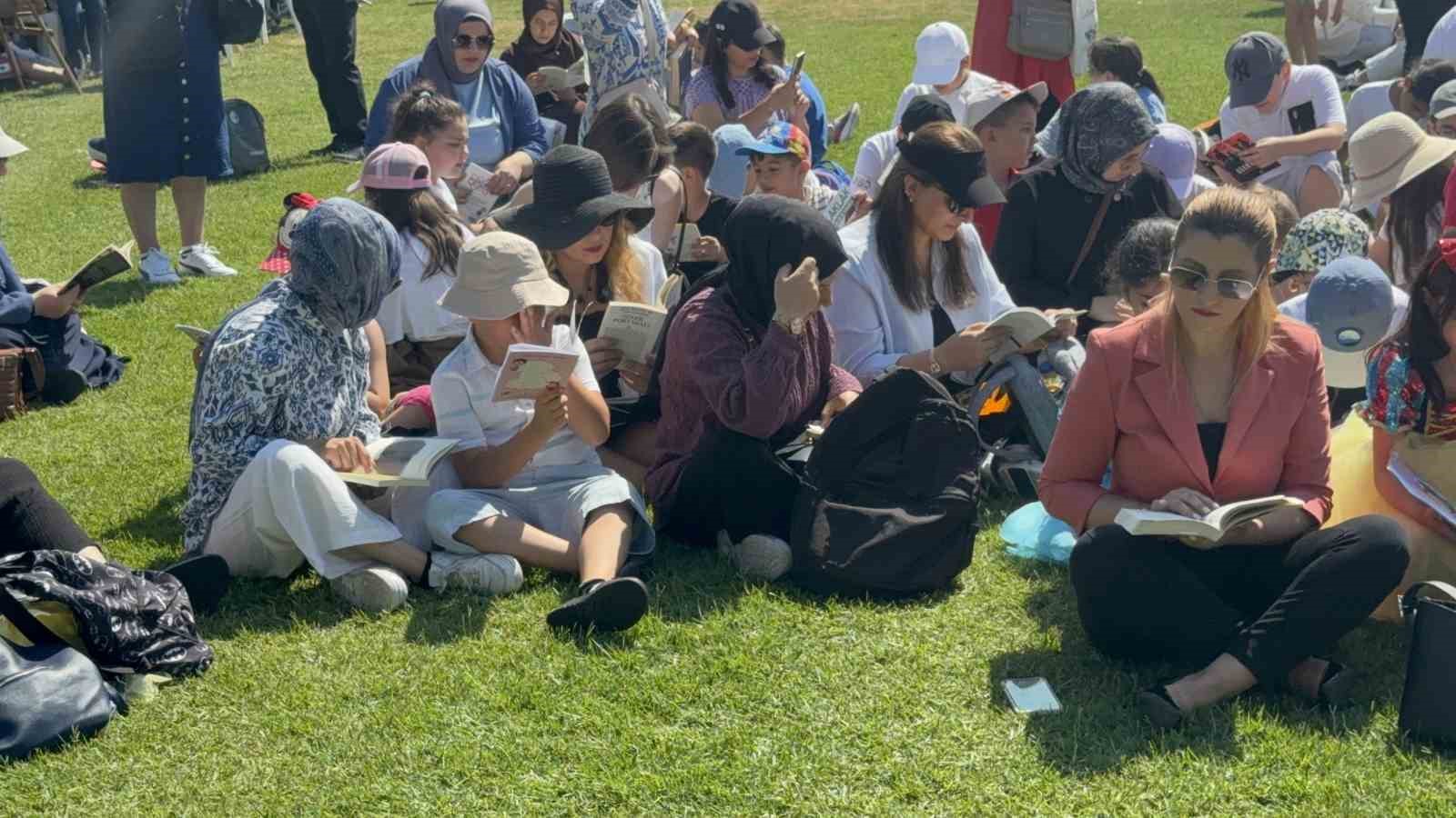 Darıca’da yüzlerce kişi aynı anda kitap okudu
