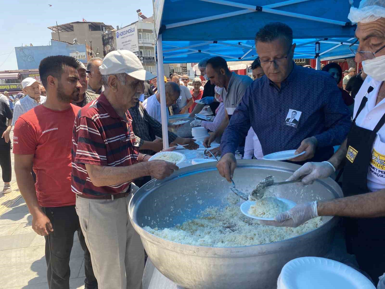 Alaşehir Belediyesi’nden merhum Ferdi Zeyrek için pilav hayrı