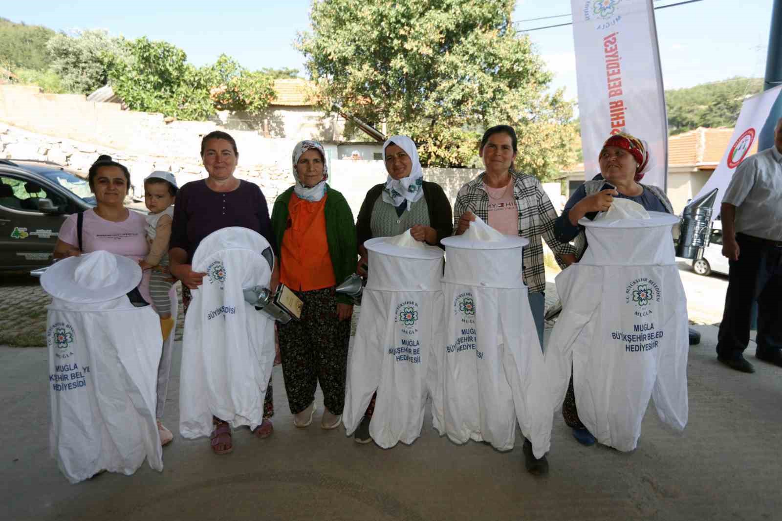 Muğla Büyükşehir’den arıcılara maske desteği