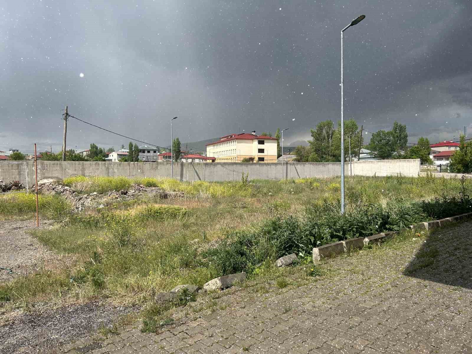 Diyadin’de dolu yağışı