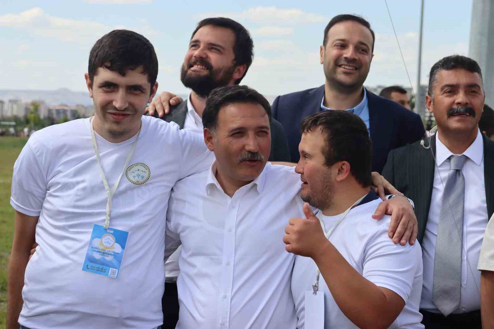 Vali Çiçek uçurtma uçurdu, bağımlılıkla mücadelede kararlılık mesajı verdi