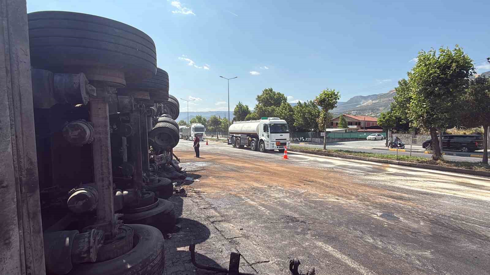 Tır s&uuml;r&uuml;c&uuml;s&uuml;n&uuml;n &ouml;ld&uuml;ğ&uuml; facia kaza g&uuml;venlik kamerasında
