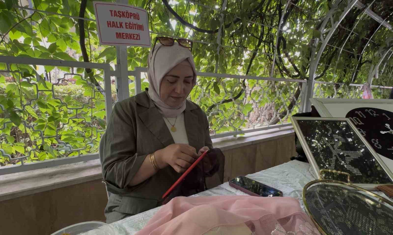 Kursiyer kadınların el emeği &uuml;r&uuml;nleri yoğun ilgi g&ouml;rd&uuml;
