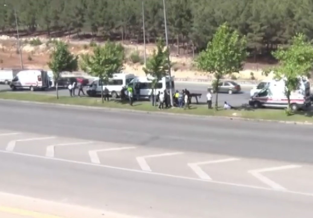 Gaziantep’te yayaya çarpan işçi servisine başka servis çarptı: 1’i ağır 4 yaralı