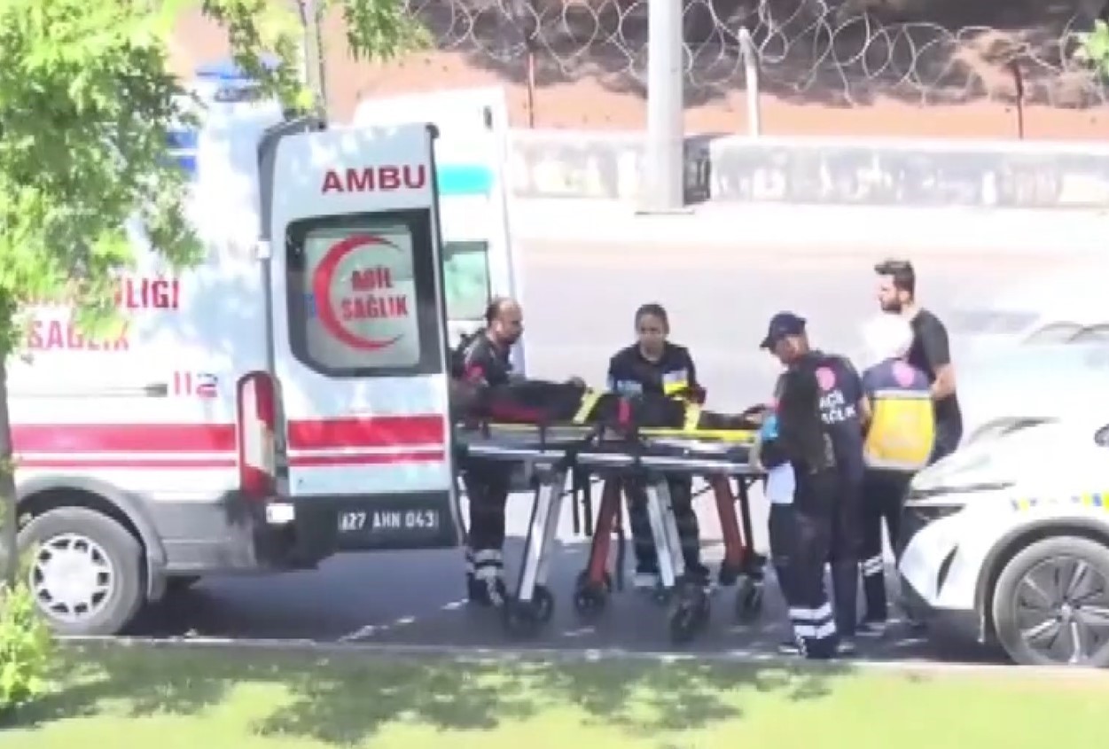 Gaziantep’te yayaya çarpan işçi servisine başka servis çarptı: 1’i ağır 4 yaralı