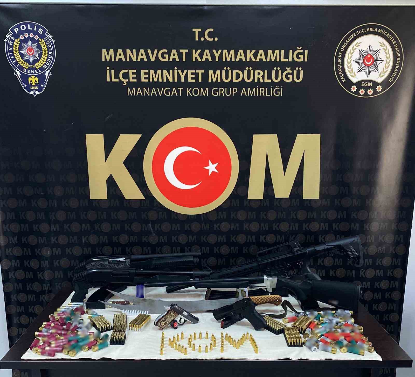 Antalya’da son bir haftada 33 şüpheli yakalandı, çok sayıda silah ve kaçak ürün ele geçirildi