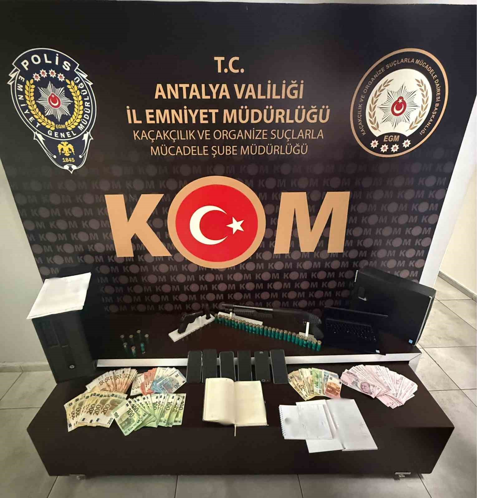 Antalya&rsquo;da son bir haftada 33 ş&uuml;pheli yakalandı, &ccedil;ok sayıda silah ve ka&ccedil;ak &uuml;r&uuml;n ele ge&ccedil;irildi
