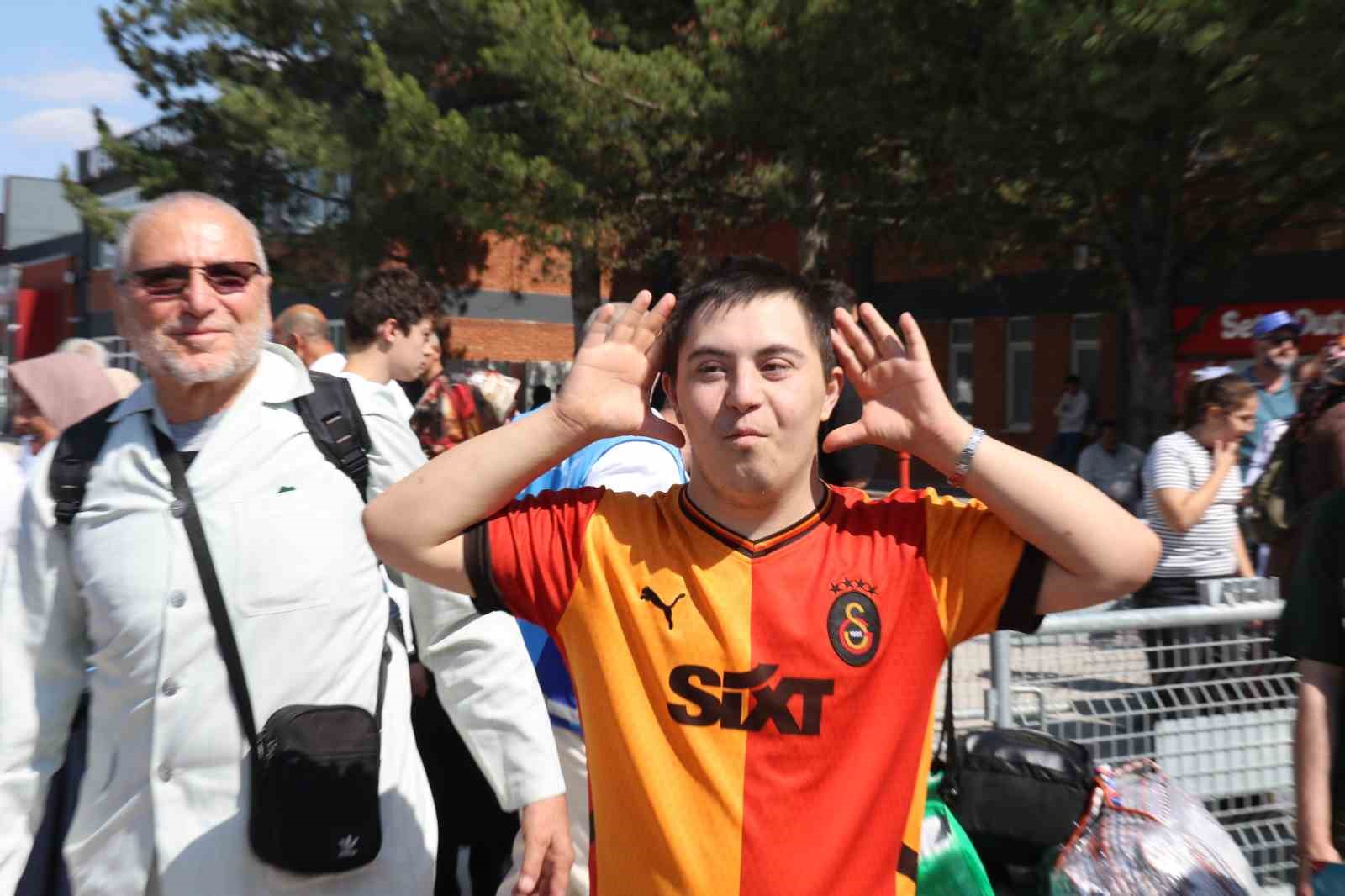 Hacdan dönen dedesini ve ninesini ‘Icardi’nin hareketiyle karşıladı