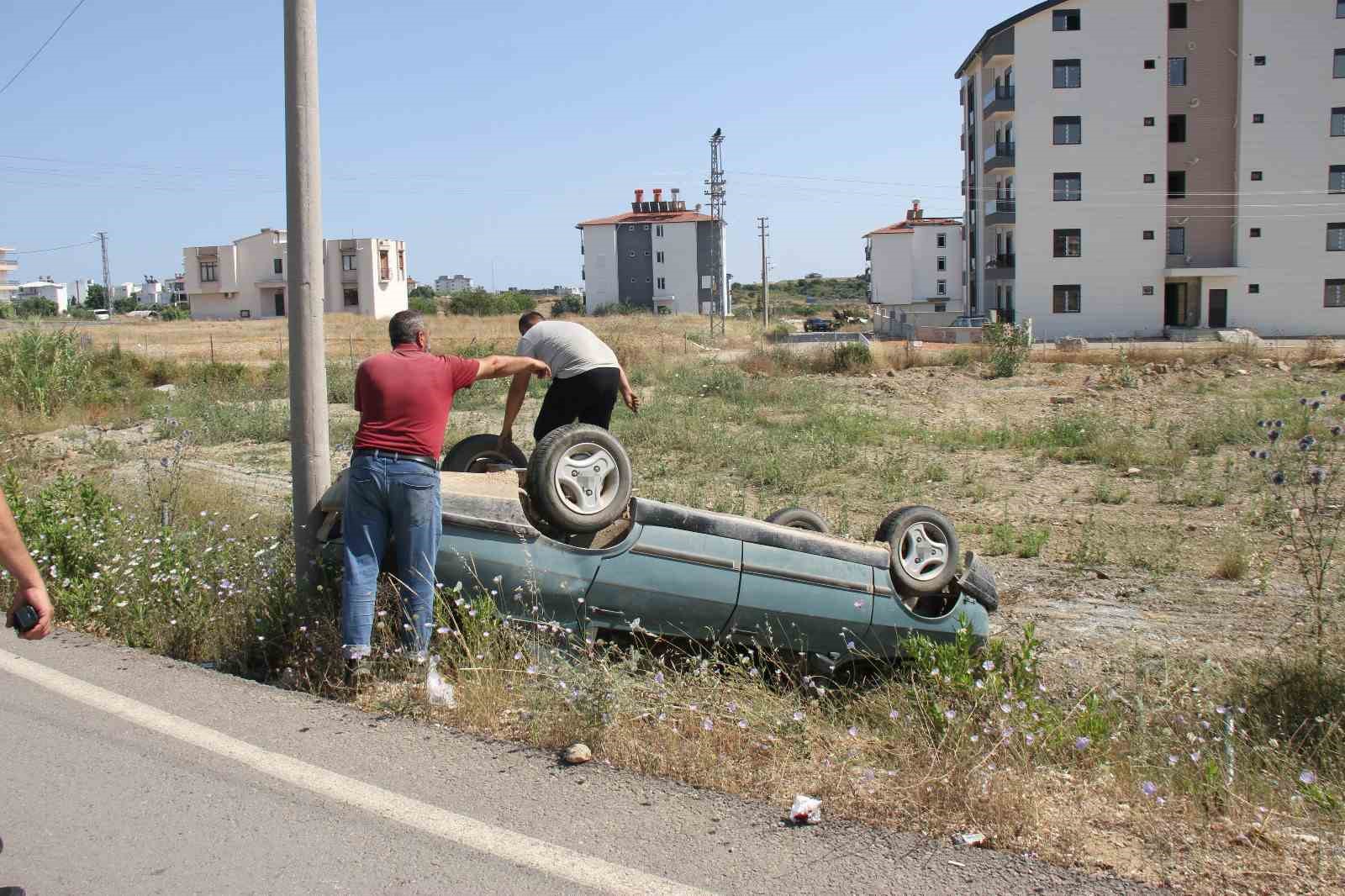 Serik’te otomobil şarampole yuvarlandı, sürücü ve 13 yaşındaki çocuğu yaralandı