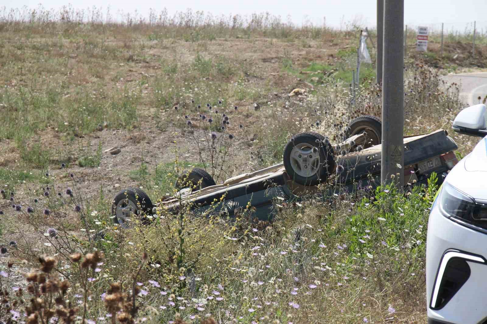 Serik&rsquo;te otomobil şarampole yuvarlandı, s&uuml;r&uuml;c&uuml; ve 13 yaşındaki &ccedil;ocuğu yaralandı
