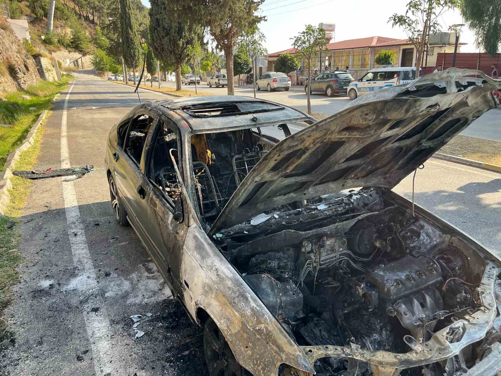 20 gün önce satın aldığı otomobil alev alev yandı