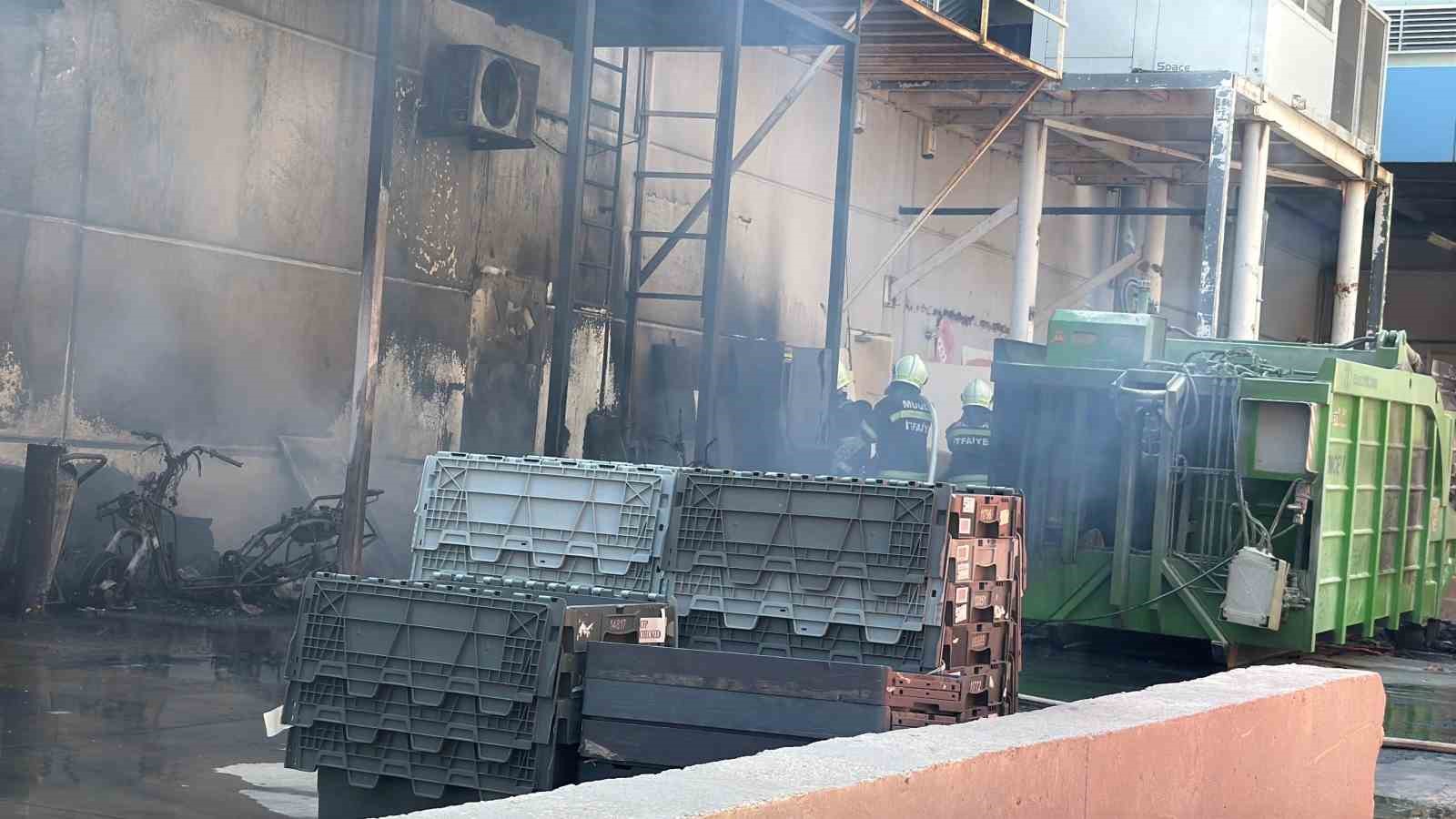 Bodrum’da bir AVM’nin geri dönüşüm alanında çıkan yangın korkuttu