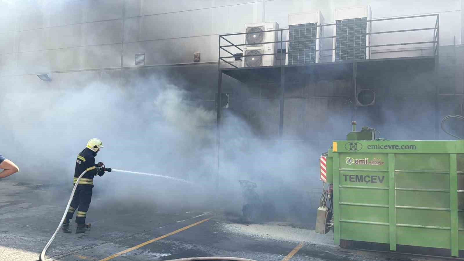 Bodrum&rsquo;da bir AVM&rsquo;nin geri d&ouml;n&uuml;ş&uuml;m alanında &ccedil;ıkan yangın korkuttu
