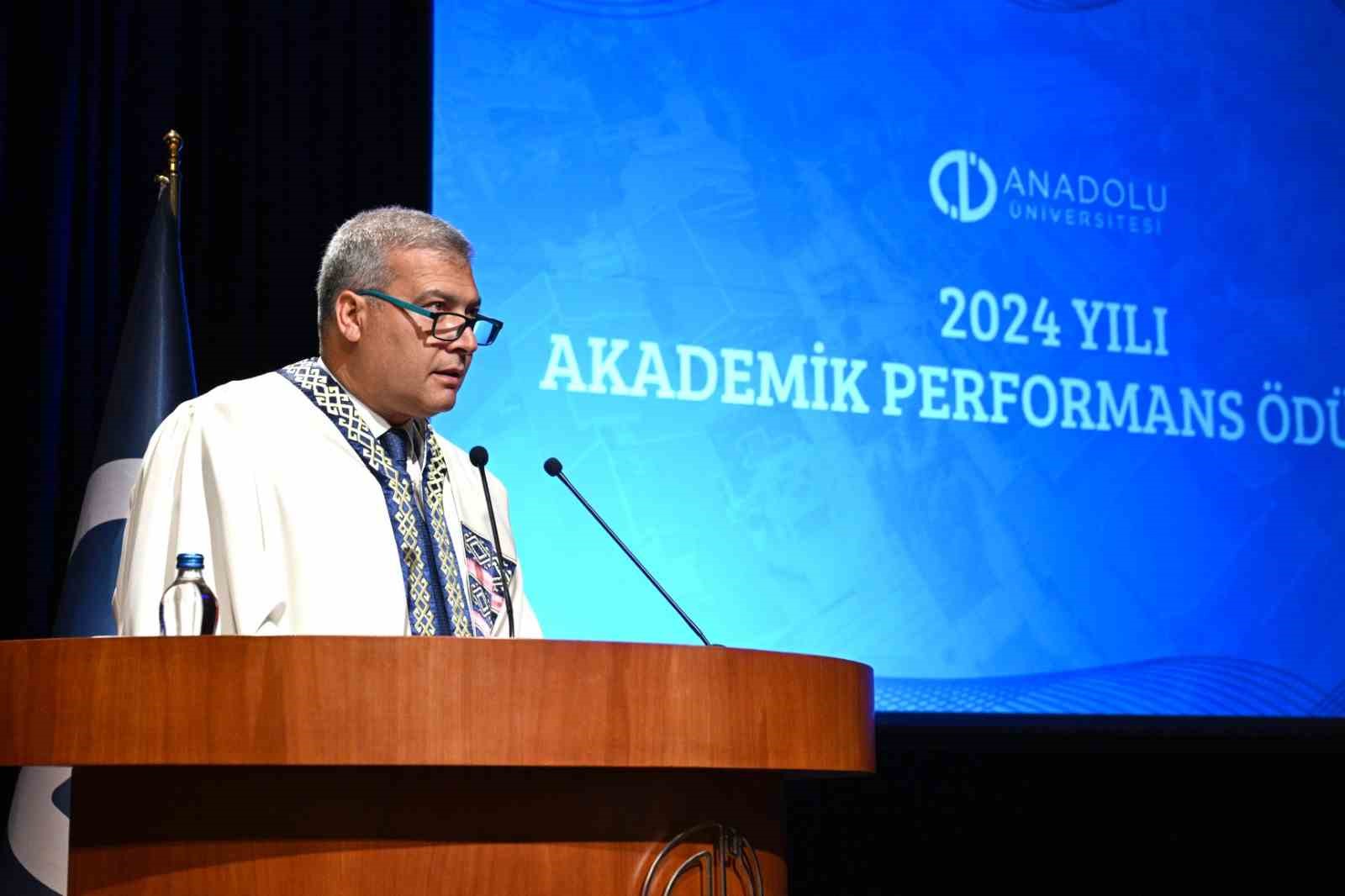 Anadolu &Uuml;niversitesi Akademik Performans &Ouml;d&uuml;lleri sahiplerini buldu
