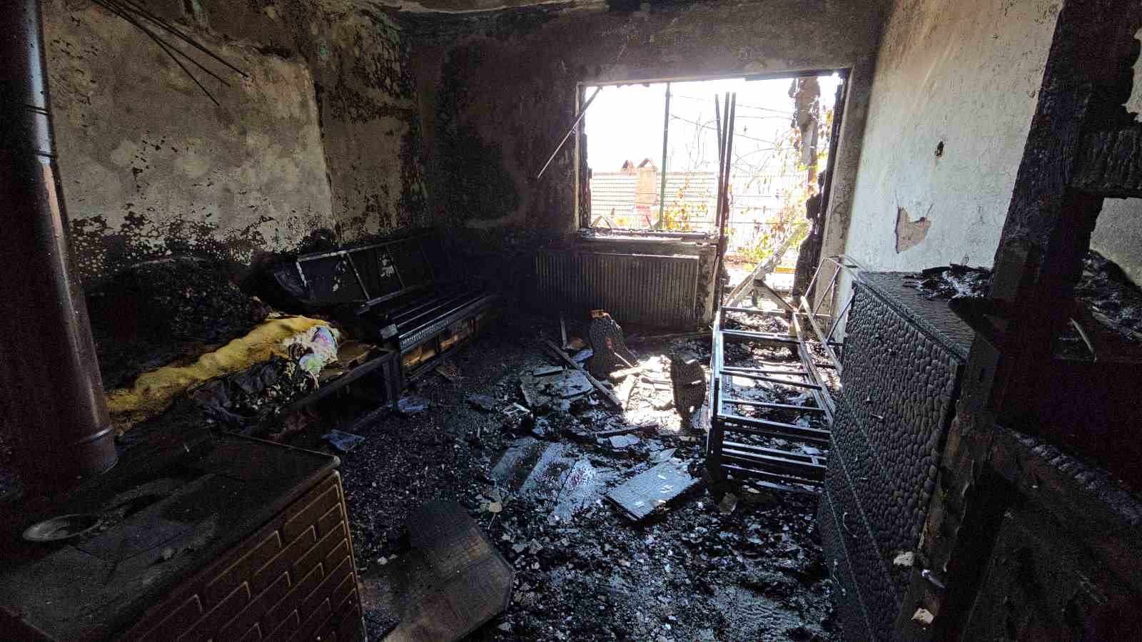 Elektrikli battaniye evi k&uuml;le &ccedil;evirdi
