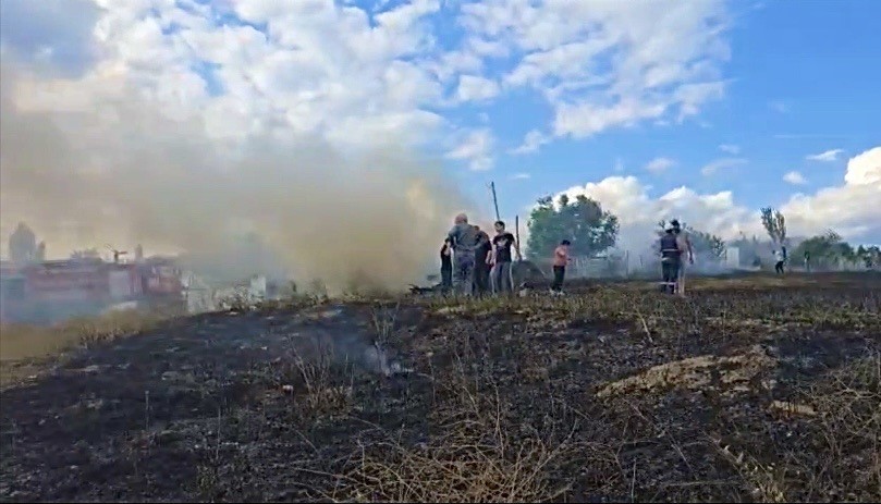 Tarlada çıkan yangın paniğe neden oldu