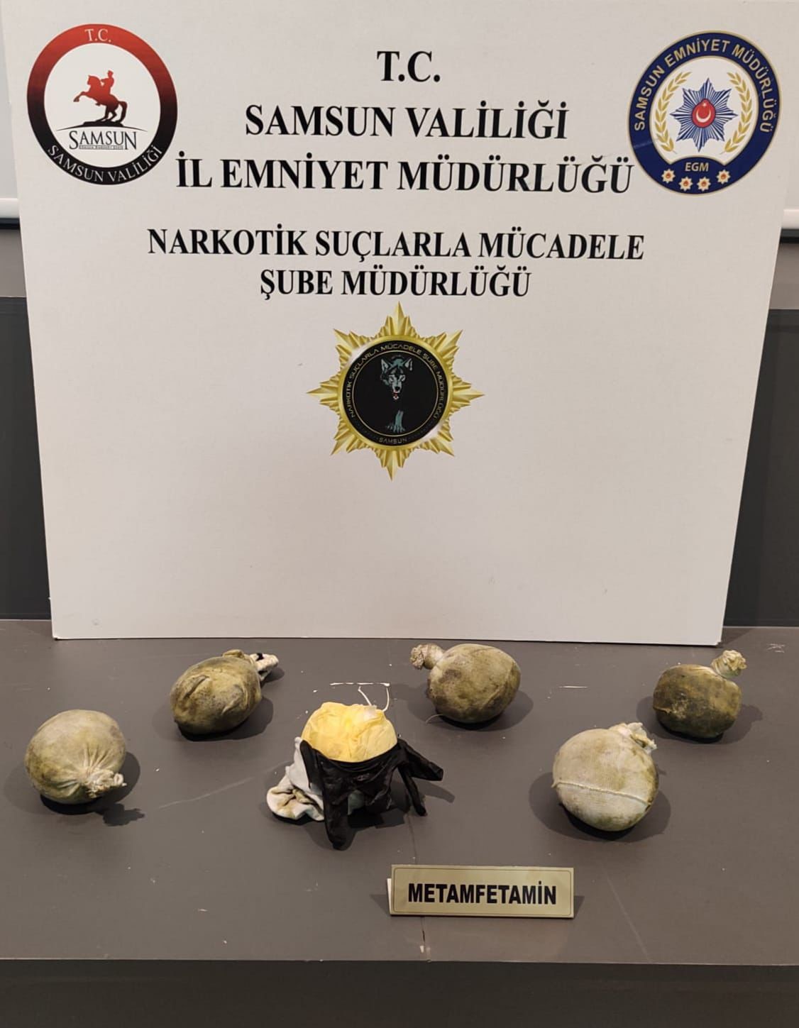 Samsun&rsquo;da bir ara&ccedil;ta 1 kilo metamfetamin ele ge&ccedil;irildi: 3 g&ouml;zaltı
