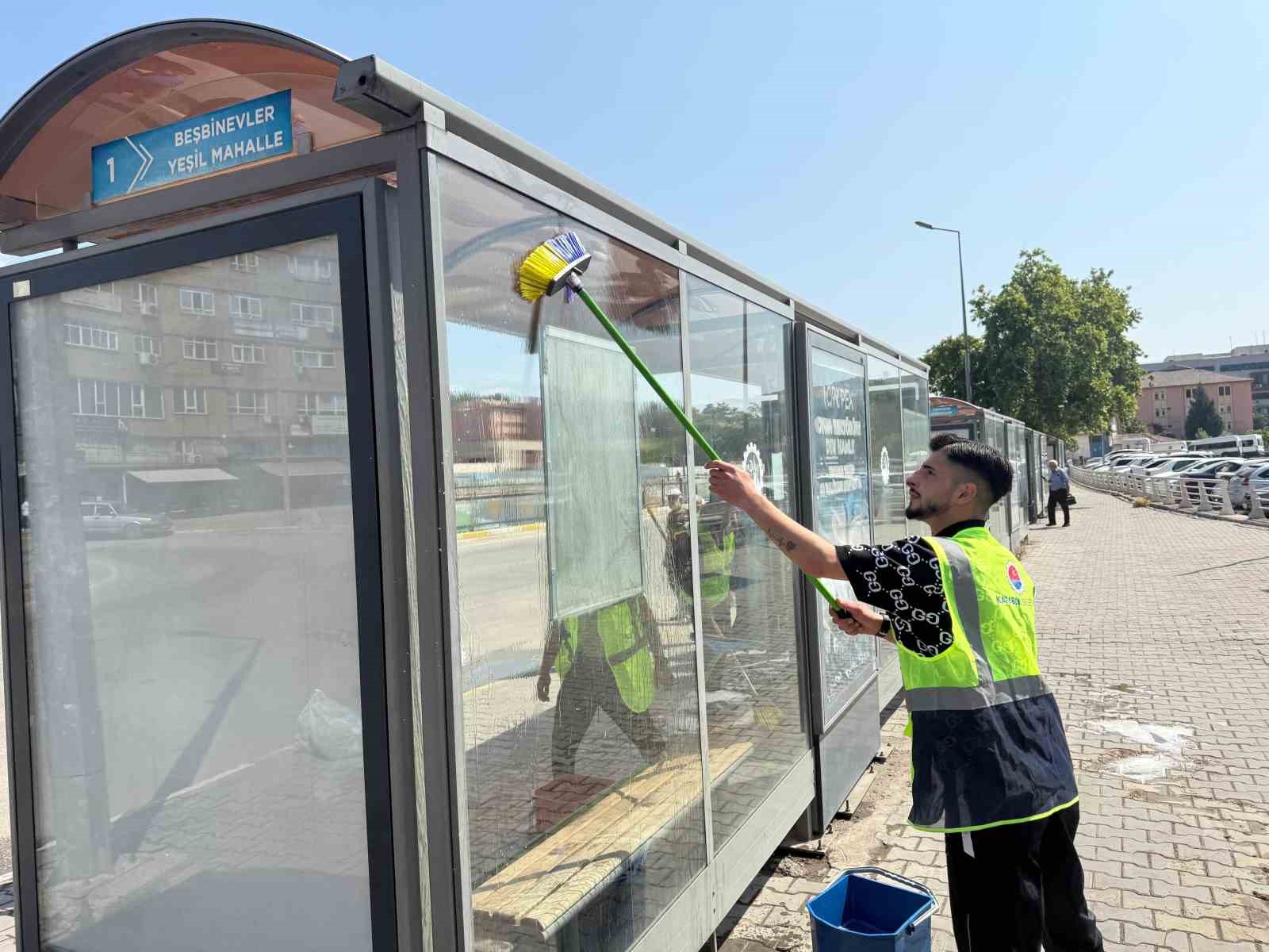 Karabük’te duraklardaki afişler temizlendi