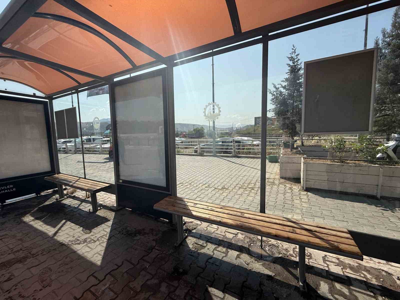 Karab&uuml;k&rsquo;te duraklardaki afişler temizlendi
