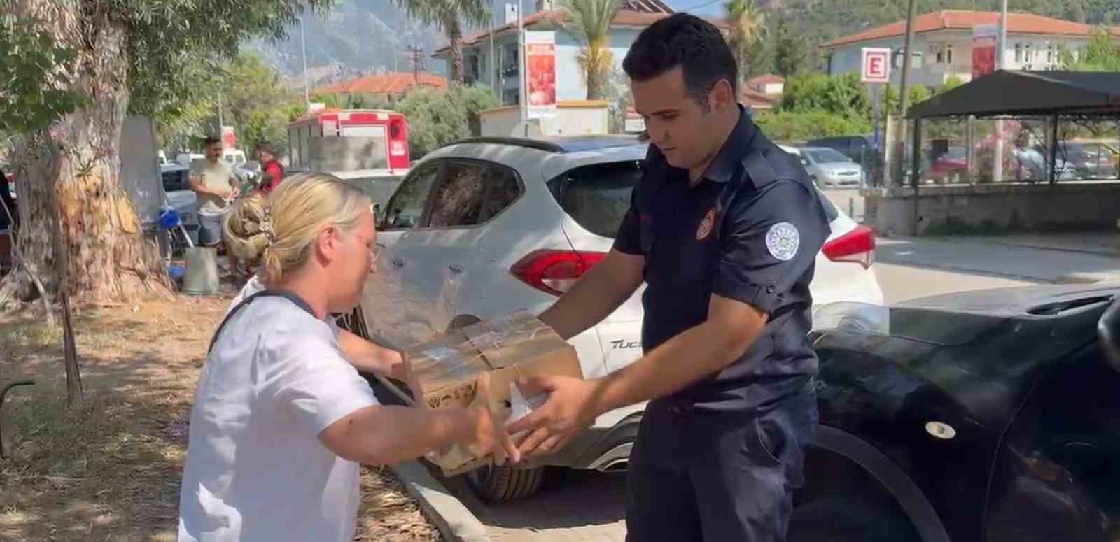 Fethiye’de otomobilde sıkışan yavru kedi kurtarıldı