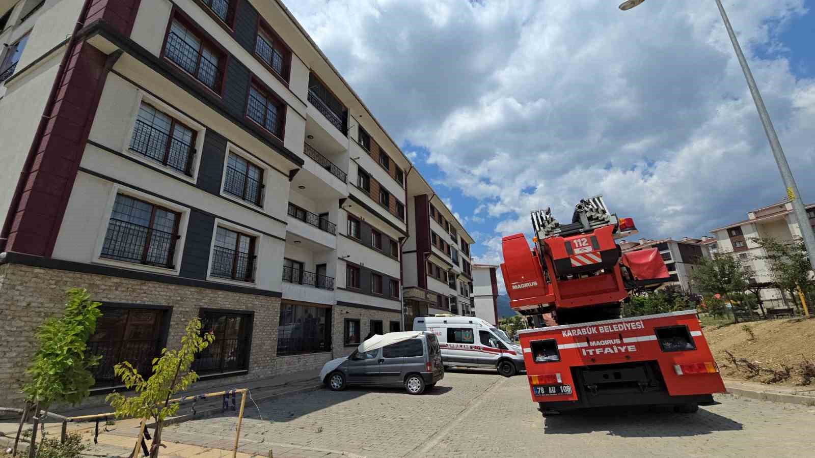 Arkadaşına intihar edeceğini söyledi, polis ve itfaiye balkondan girerek kurtardı