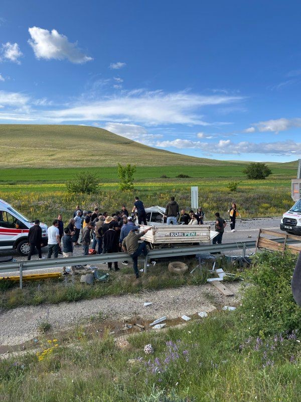 Bayburt&rsquo;ta tır ile kamyonet &ccedil;arpıştı: 1 &ouml;l&uuml;, 2 yaralı
