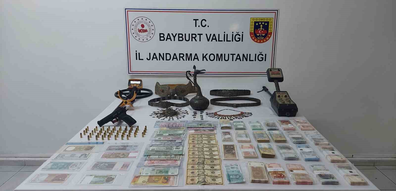 Bayburt merkezli 13 ilde kaçakçılık operasyonu: Tarihi eserler ve sahte paralar ele geçirildi