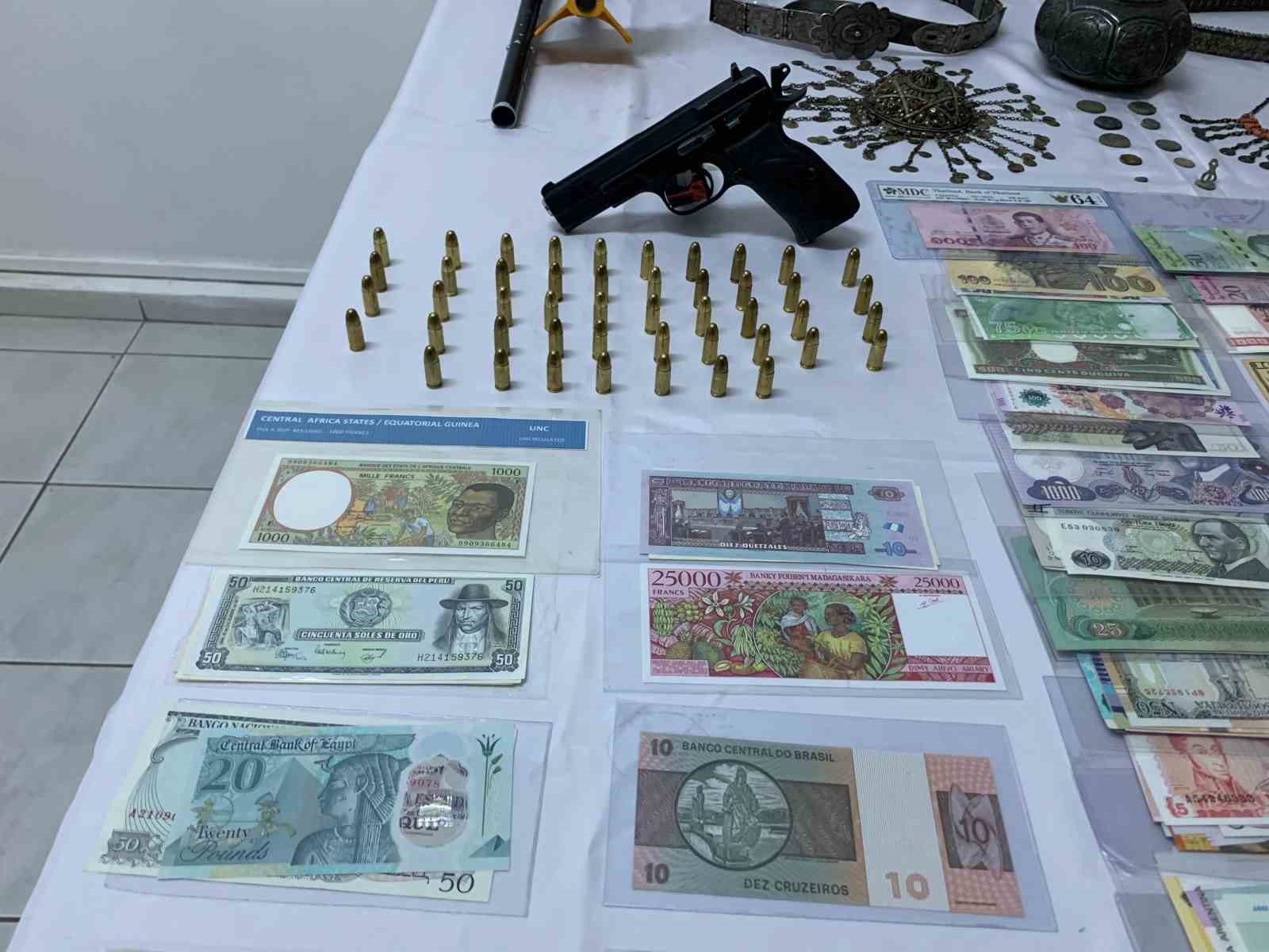 Bayburt merkezli 13 ilde kaçakçılık operasyonu: Tarihi eserler ve sahte paralar ele geçirildi