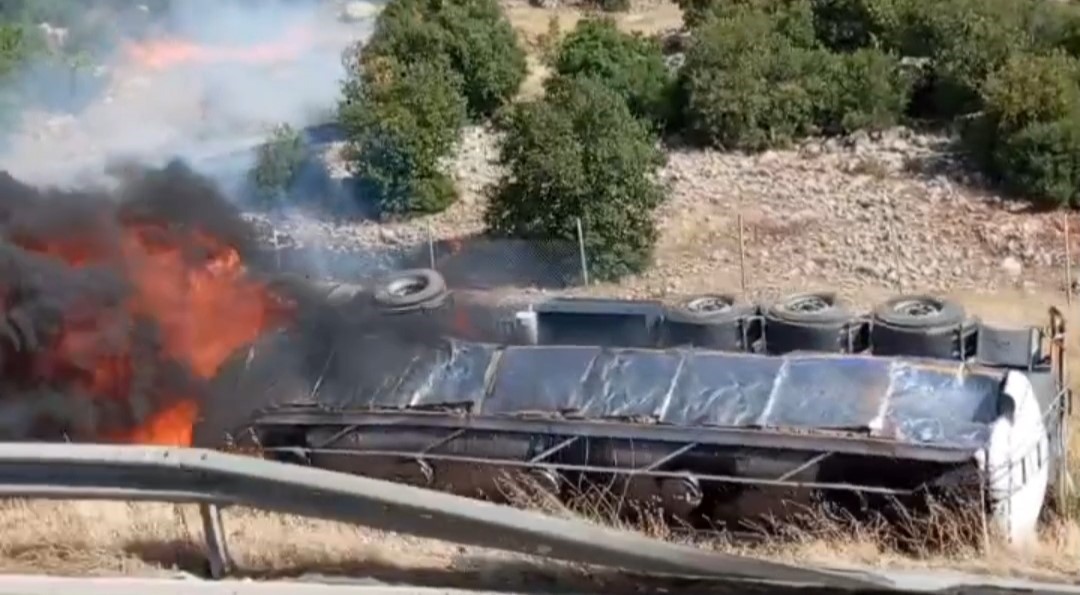 TAG Otoyolu’nda devrilen tır yandı: 1 yaralı