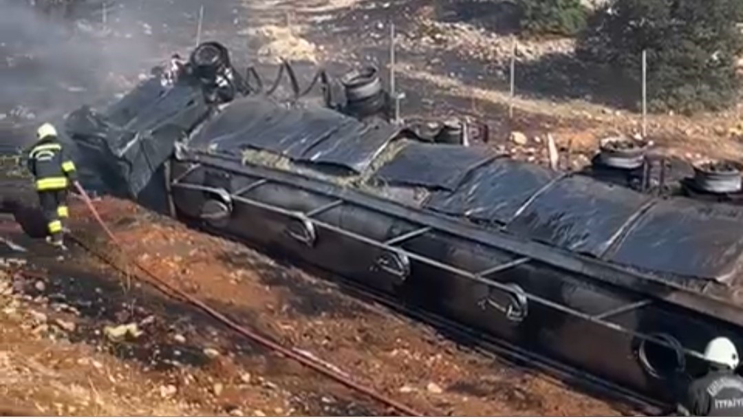 TAG Otoyolu&rsquo;nda devrilen tır yandı: 1 yaralı
